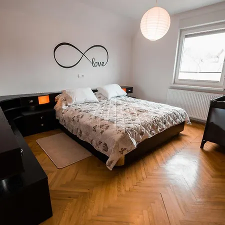 Quiet And Sunny With Balcony - Two Bedroom With Balcony