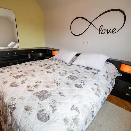 Quiet And Sunny With Balcony - Two Bedroom With Balcony Apartment Podnart