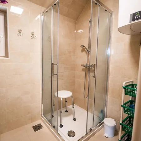 Quiet And Sunny With Balcony - Two Bedroom With Balcony Apartment *