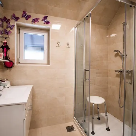 Quiet And Sunny With Balcony - Two Bedroom With Balcony Apartment *